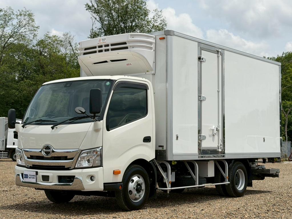 日野デュトロ 小型冷蔵冷凍車 - 高年式・低走行！ワイドロング